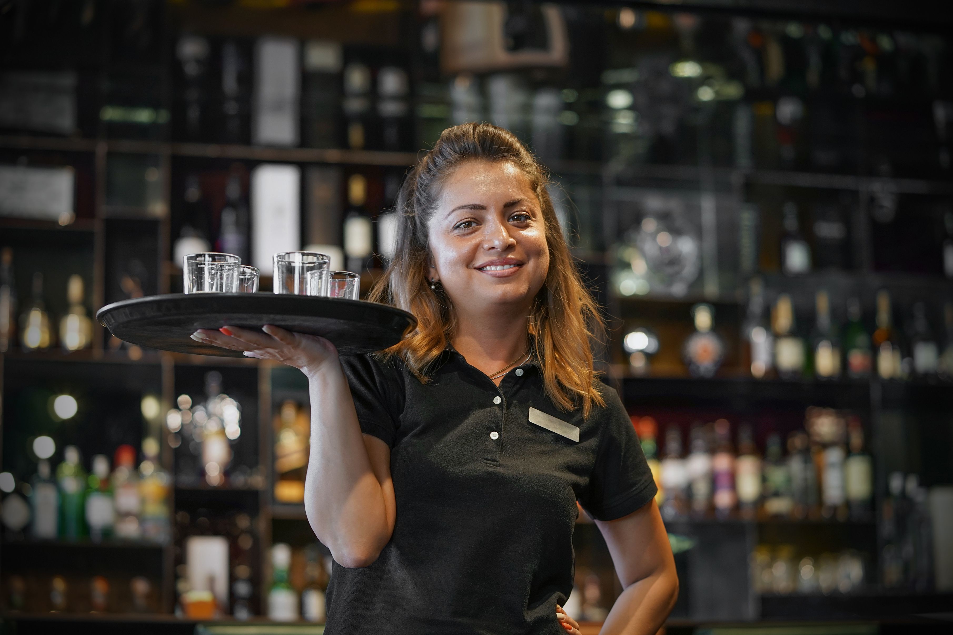 Hotelfachfrau hält Tablett in den Händen Hotelfachfrau hält Tablett in den Händen