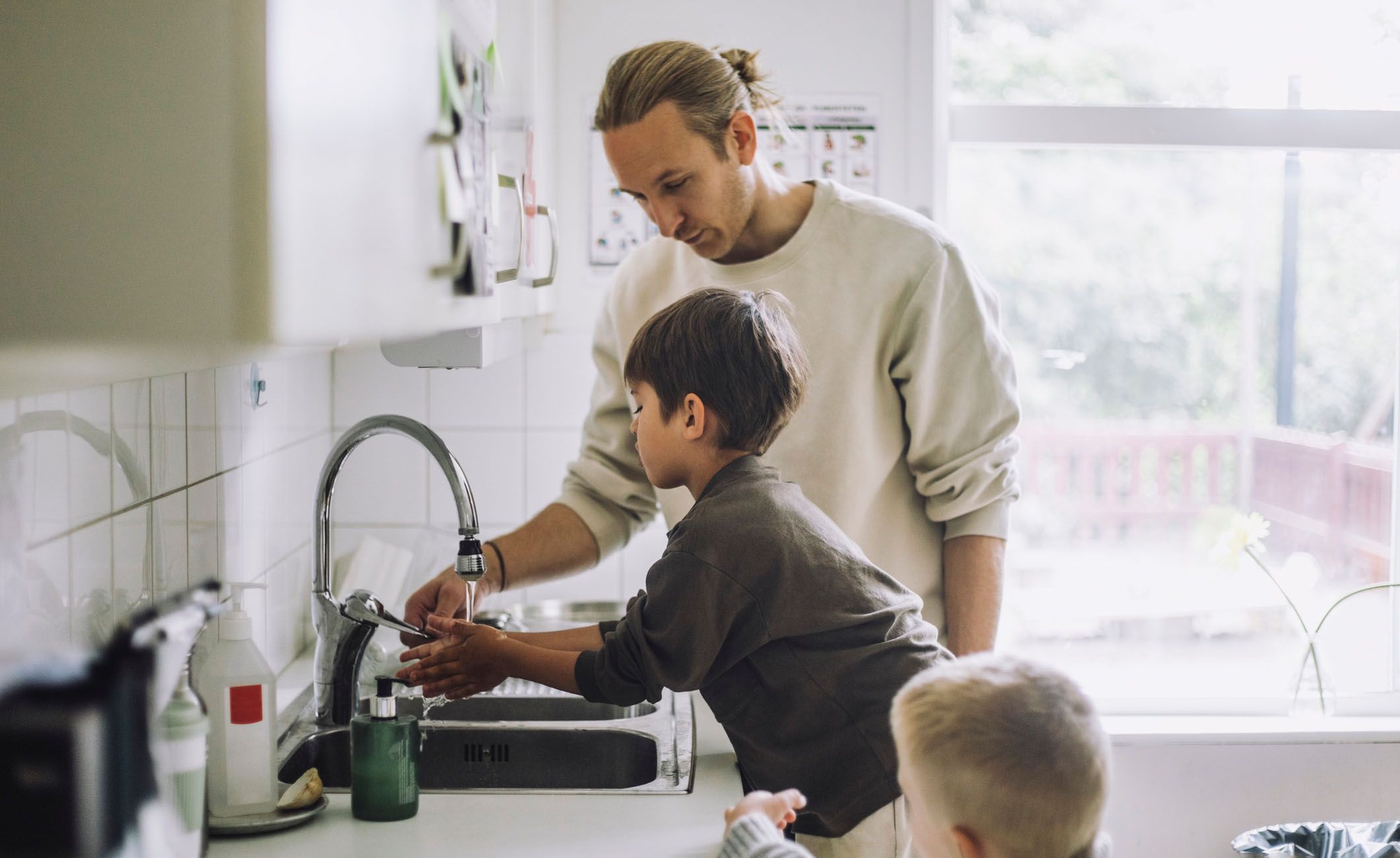 Kinderpfleger bei der Arbeit mit Kindern.