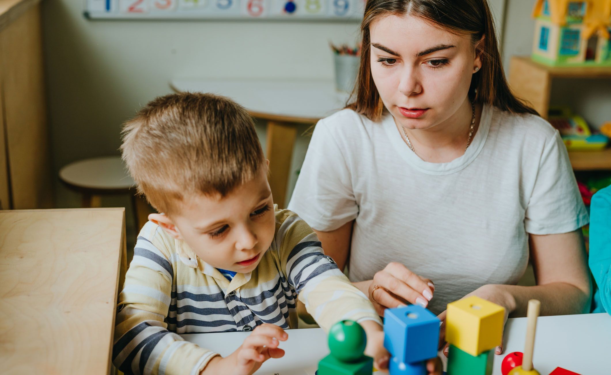 Kinderpflegerin bei der Arbeit.