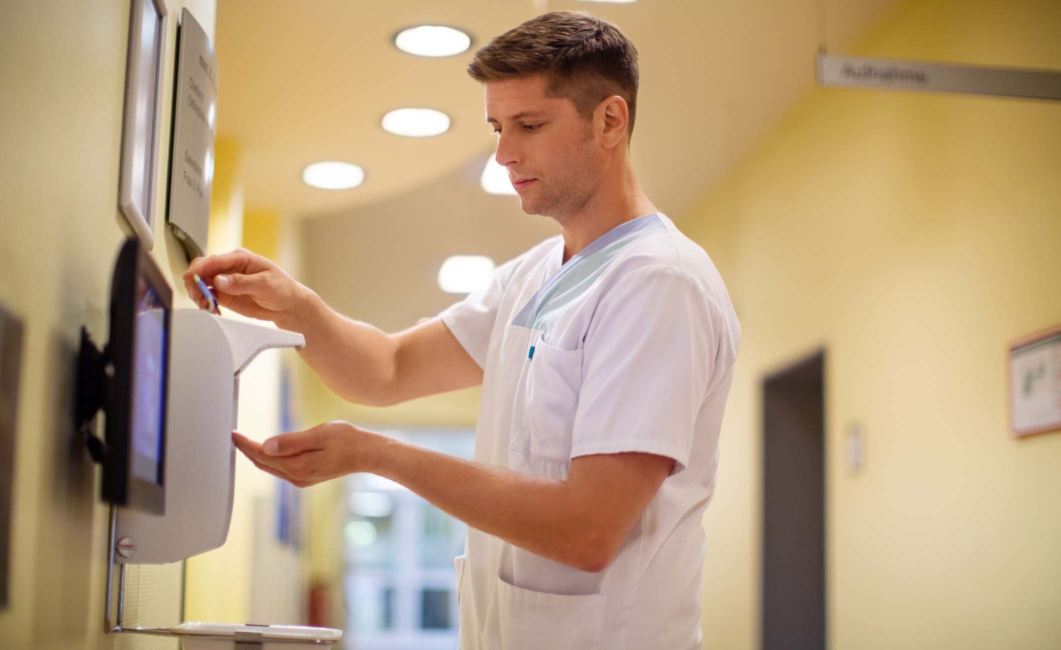 Ein Krankenpfleger im Krankenhaus desinfiziert sich die Hände