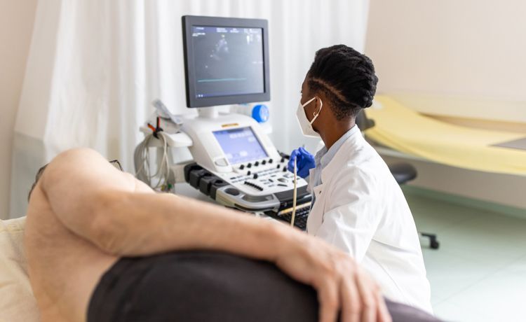 Eine junge Frau in der MTF-Ausbildung führt eine medizinische Untersuchung bei einem Patienten durch.