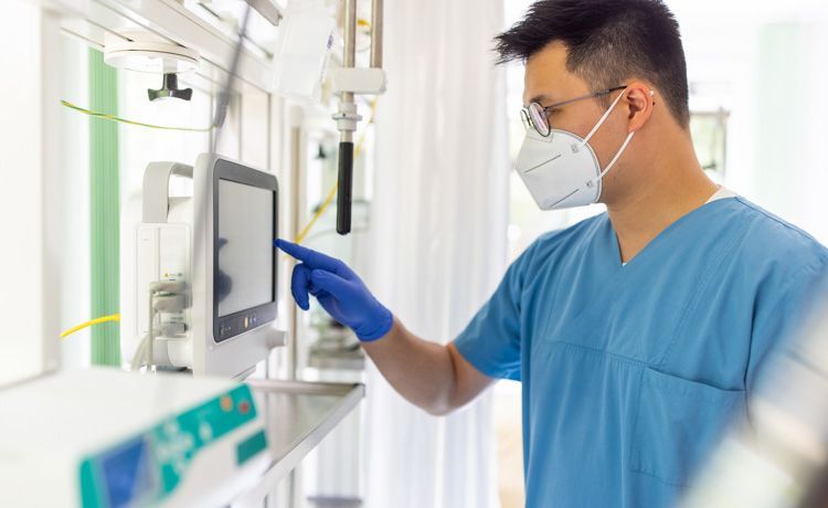 Ein Auszubildender zum MTF bedient ein technisches Gerät im Krankenhaus.