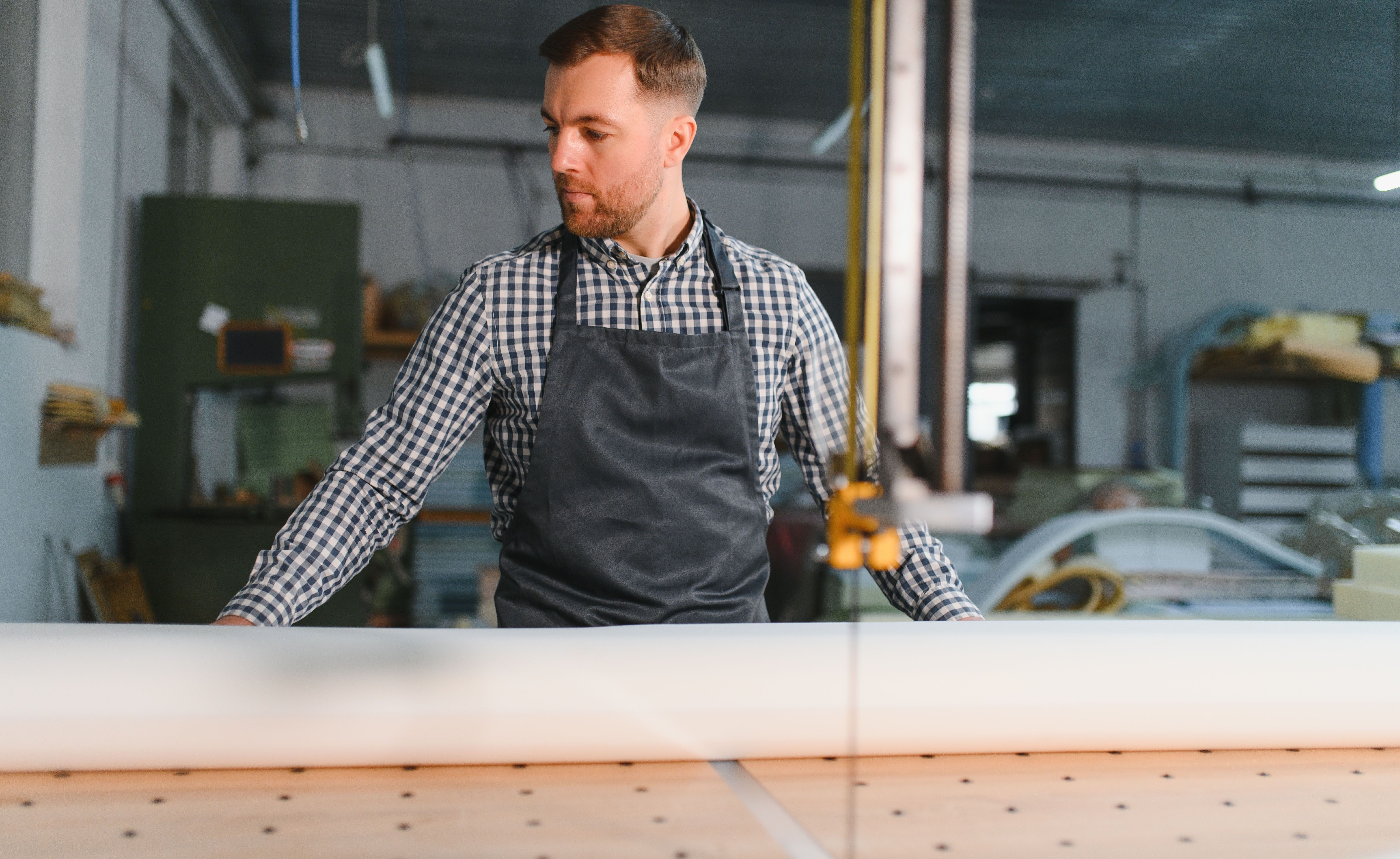 Polsterer bei der Arbeit mit einer CNC-Maschine. Polsterer bei der Arbeit mit einer CNC-Maschine.