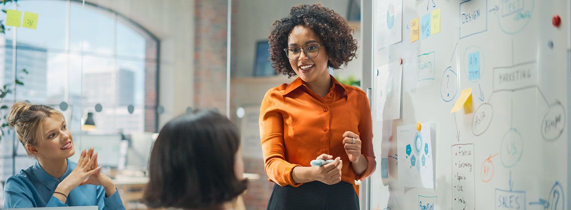Produktmanagerin bei der Arbeit.