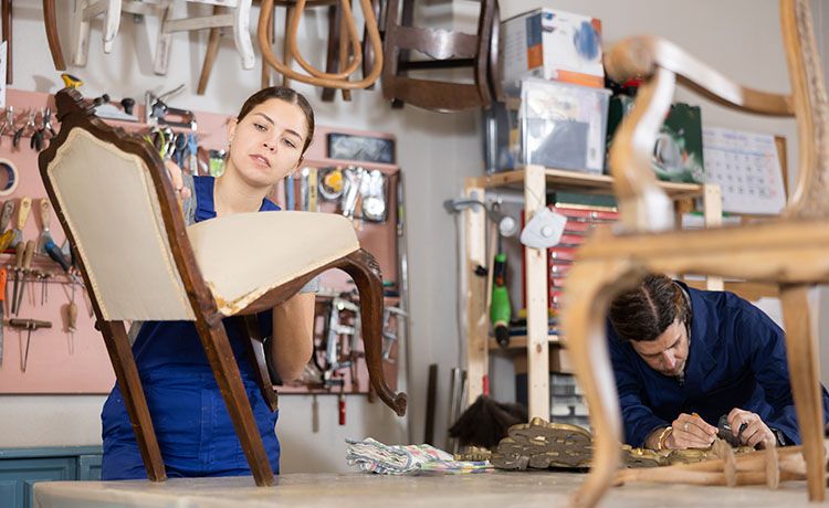 Raumausstatterin bepolstert Möbel neu.