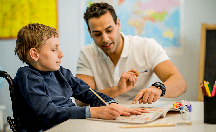Schulbegleiter im Unterricht mit Kind