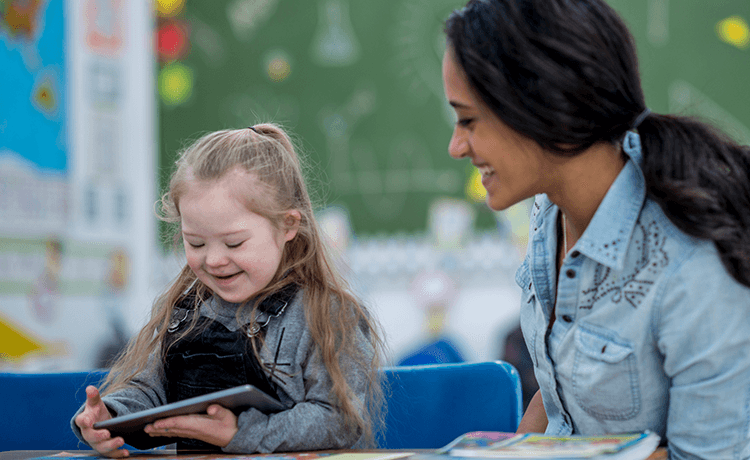 Schulbegleiterin mit Kind