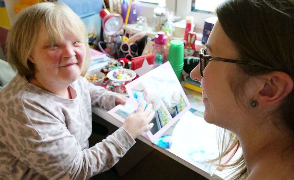 Eine Heilerziehungspflegerin bastelt mit einer Patientin. Eine Heilerziehungspflegerin bastelt mit einer Patientin.