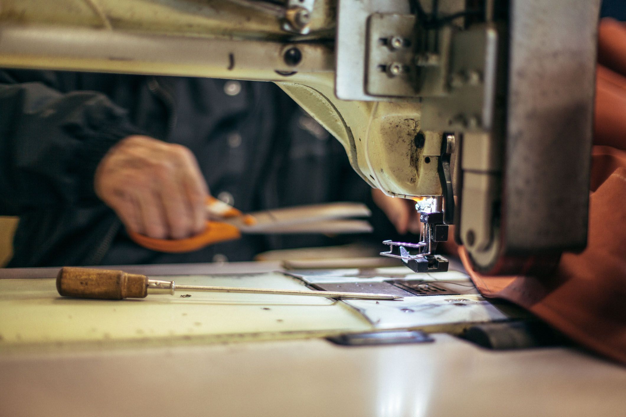 Nähmaschine und Technischer Konfektionär mit Schere