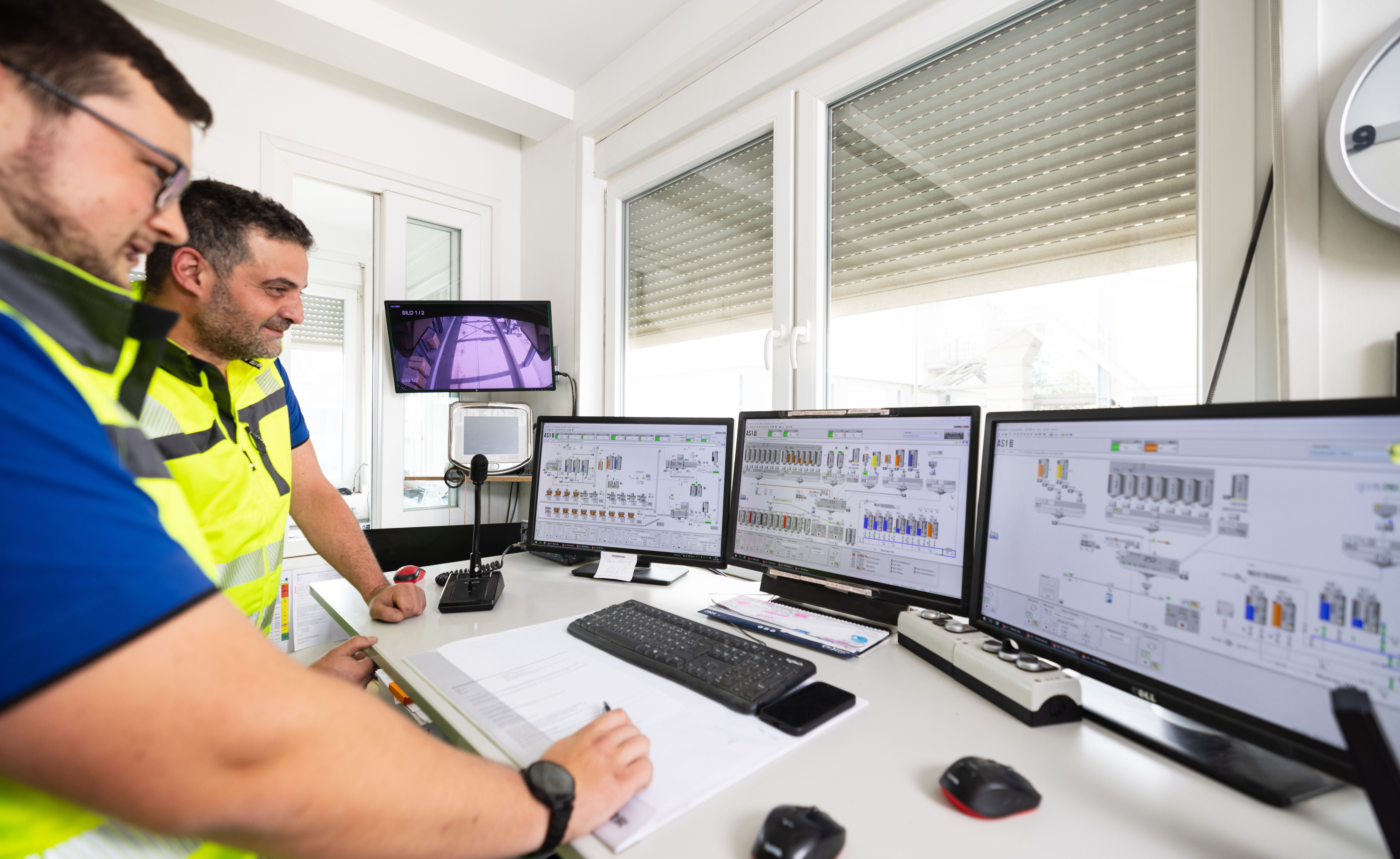 Verfahrensmechaniker Steine- und Erdindustrie bei der Arbeit vorm PC. Verfahrensmechaniker Steine- und Erdindustrie bei der Arbeit vorm PC.
