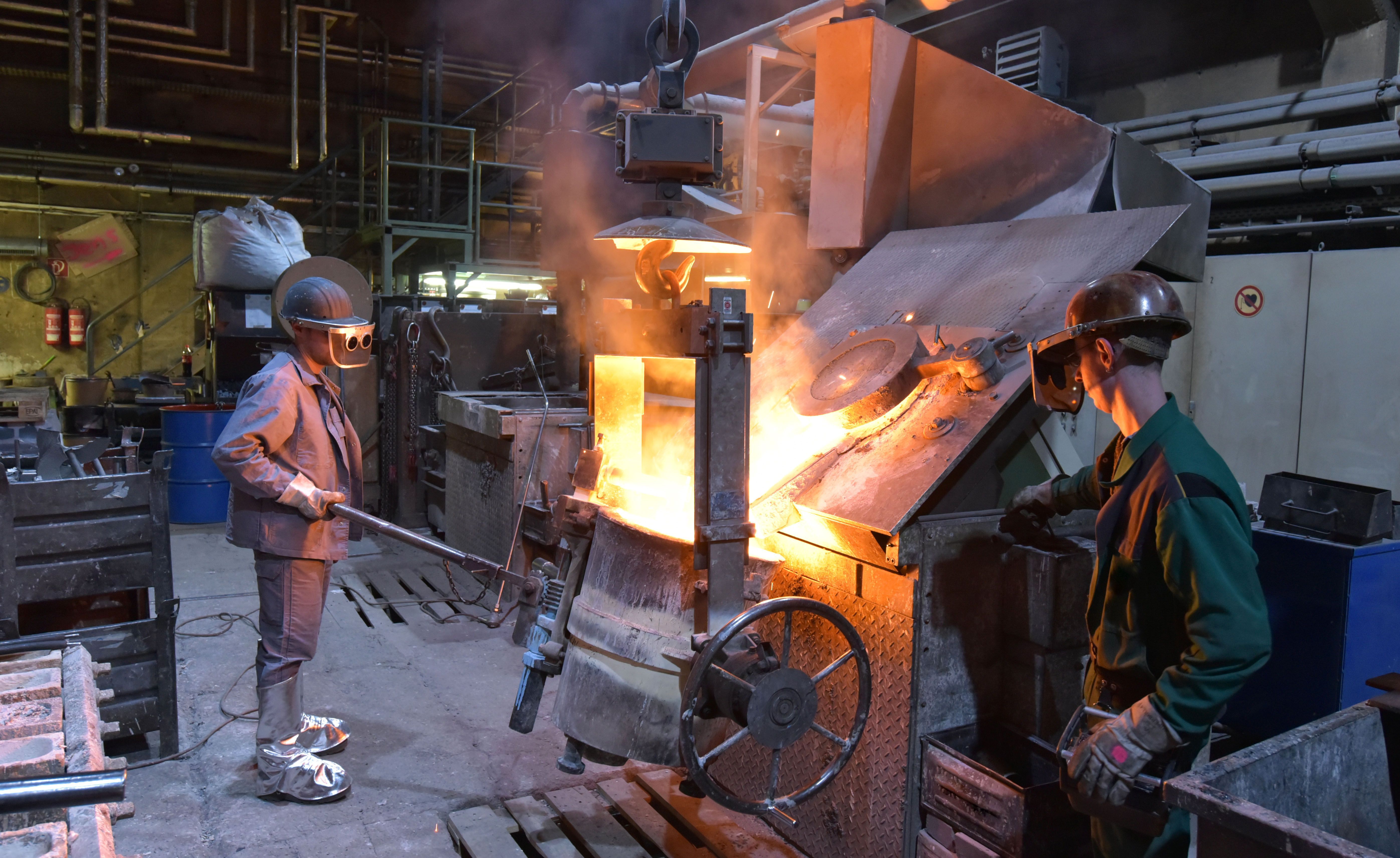 Verfahrenstechnologen arbeiten in Schutzkleidung am Hochofen. Verfahrenstechnologen arbeiten in Schutzkleidung am Hochofen.