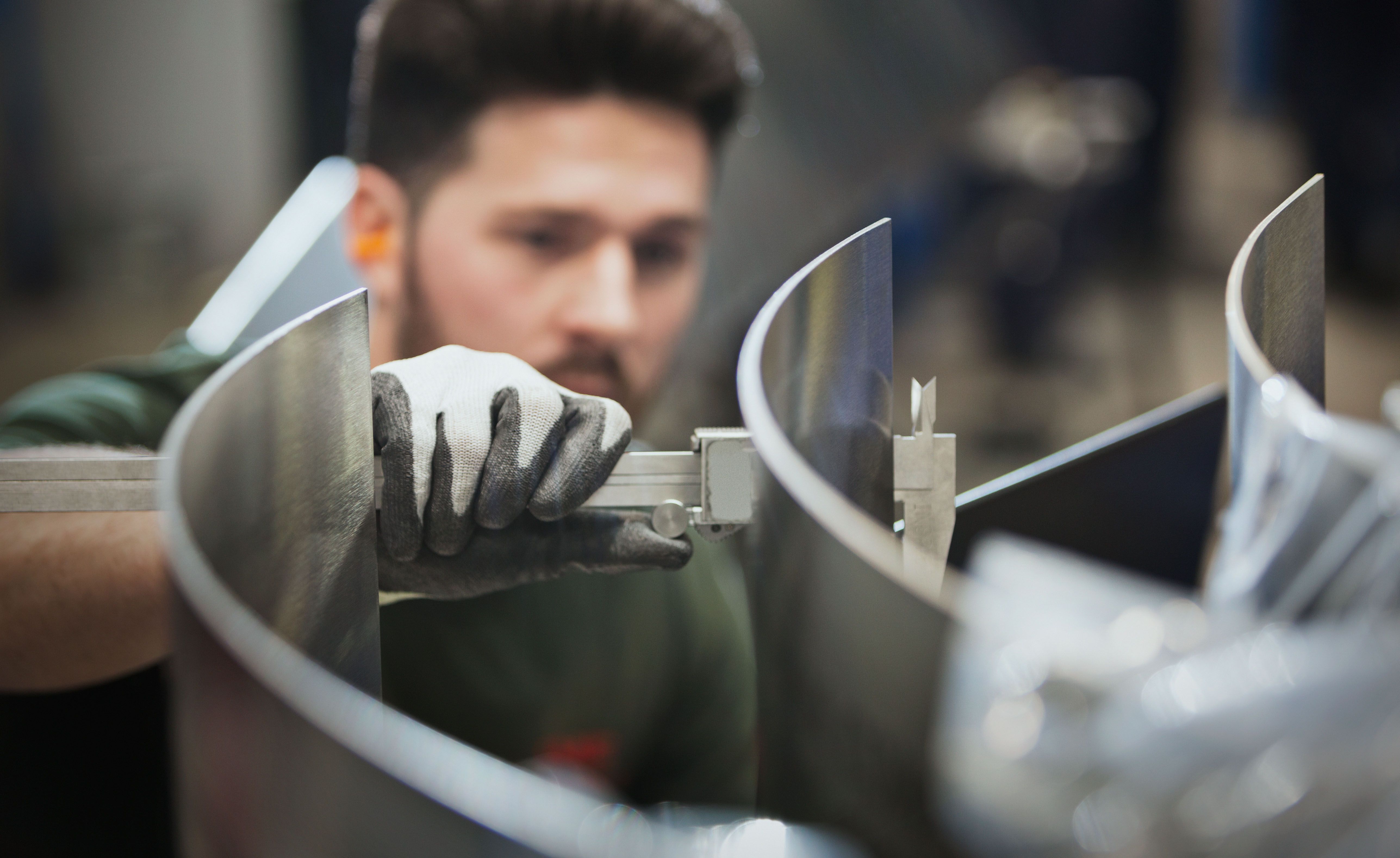 Verfahrenstechnologe Metall prüft Stahl Verfahrenstechnologe Metall prüft Stahl