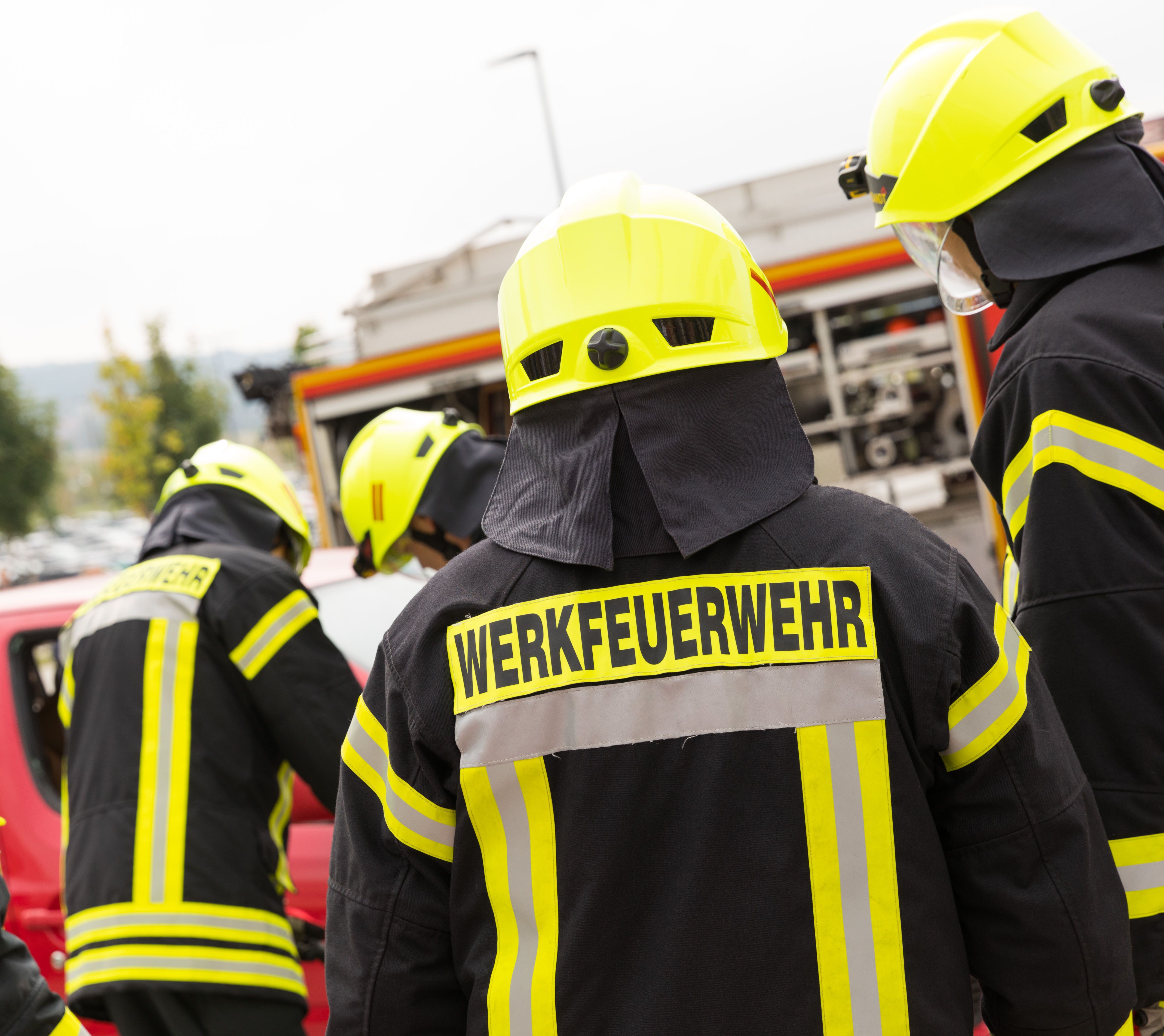 Werkfeuewehrmänner von hinten.