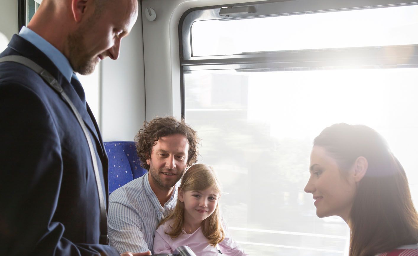 Zugbegleiter kontrolliert Tickets