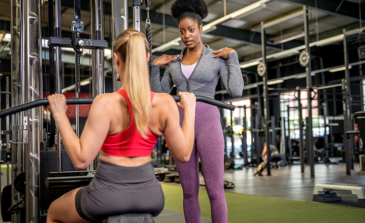 Sport- und Fitnesskauffrau bei der Arbeit, IST-Studieninstitut. Sport- und Fitnesskauffrau bei der Arbeit, IST-Studieninstitut.