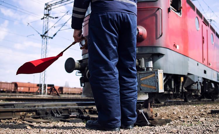 Eisenbahner in der Verkehrssteuerung stellt eine Weiche.