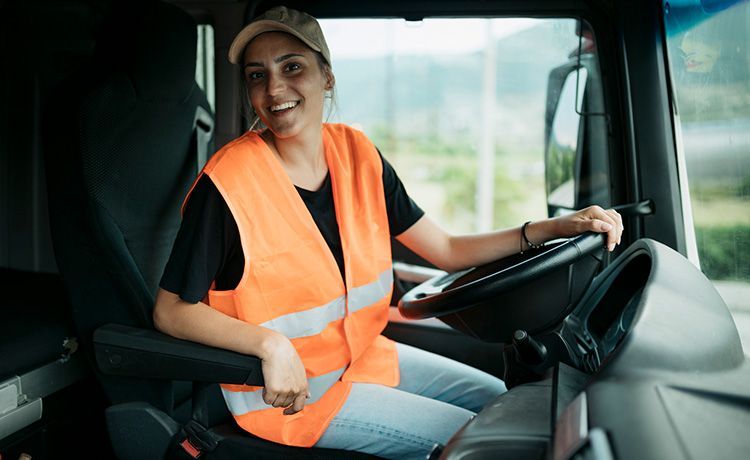 Junge Frau lernt Lkw fahren.
