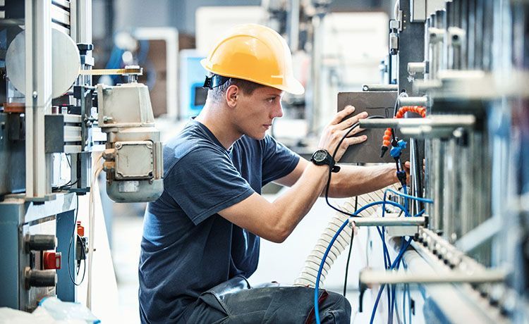 Ein Industriemechaniker bei der Arbeit