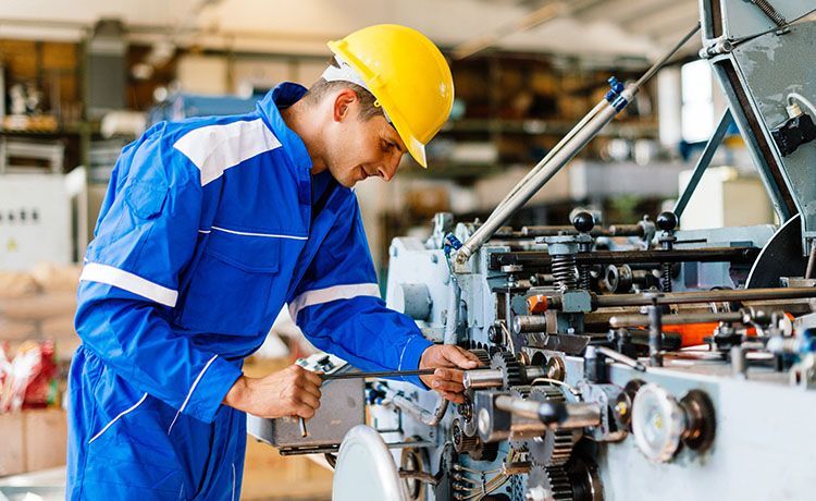 Ein Industriemechaniker in der Werkstatt