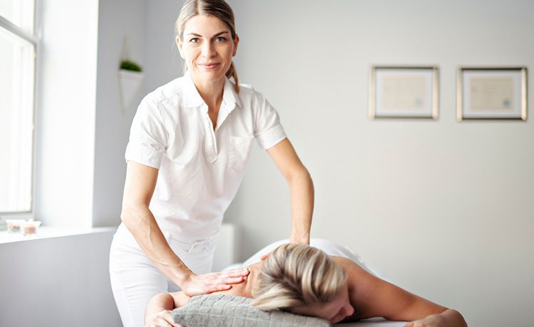 Masseurin massiert eine Patientin. Masseurin massiert eine Patientin.