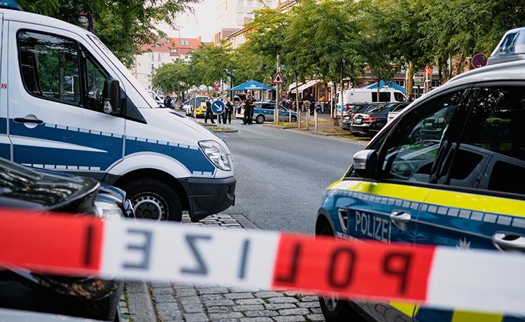 Polizei sperrt Straße ab und führt Zeugengespräche durch.