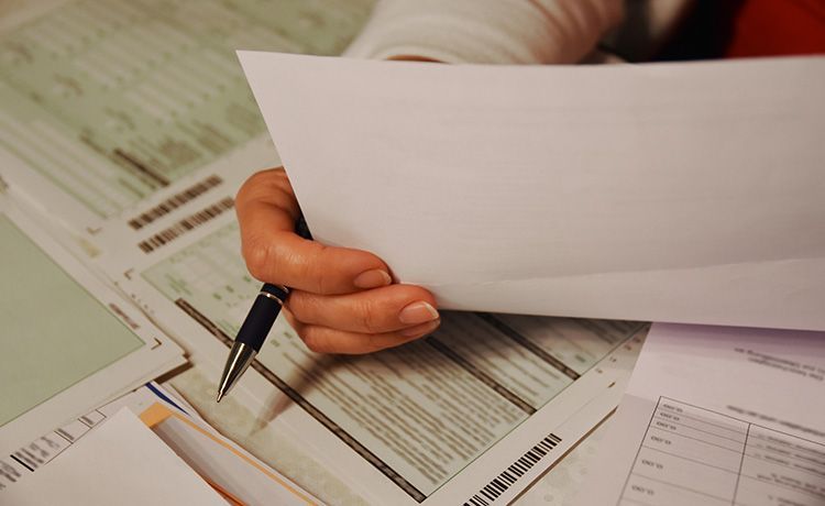 Steuerberater hält eine Steuererklärung in der Hand. Steuerberater hält eine Steuererklärung in der Hand.