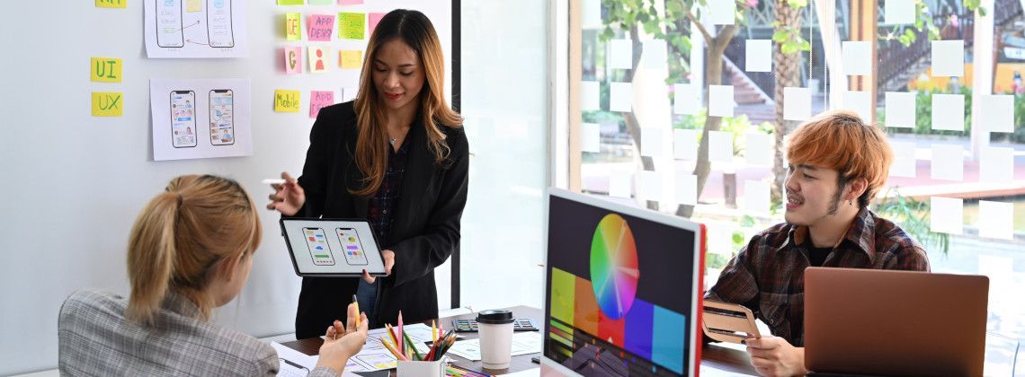 Webdesignerin präsentiert neues Design für Smartphones.