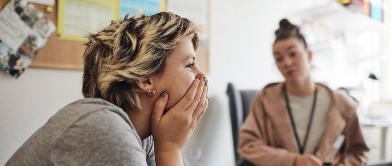 Unzufriedene Auszubildende im Gespräch mit Ausbilderin Unzufriedene Auszubildende im Gespräch mit Ausbilderin