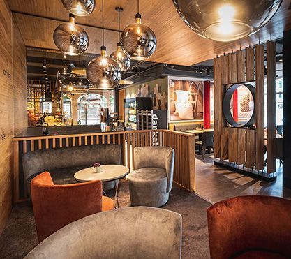 Gemütlicher Innenraum einer Bäckerei. 