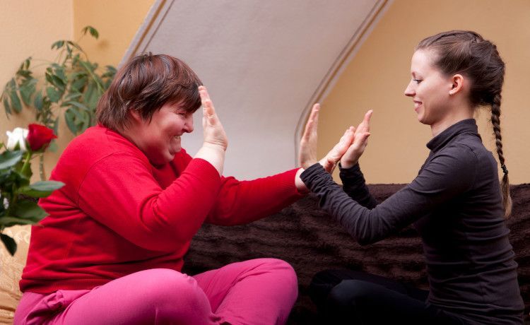 Betreuungsassistentin spielt mit einer Patientin. Betreuungsassistentin spielt mit einer Patientin.