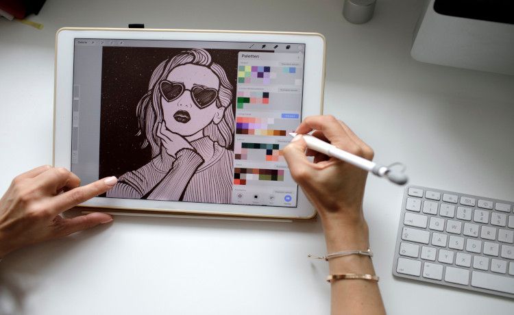 Webdesignerin zeichnet am iPad. Webdesignerin zeichnet am iPad.