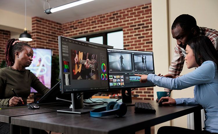 Team sucht Fotos aus dem Fotoshooting heraus und bearbeitet sie mit Photoshop. Team sucht Fotos aus dem Fotoshooting heraus und bearbeitet sie mit Photoshop.