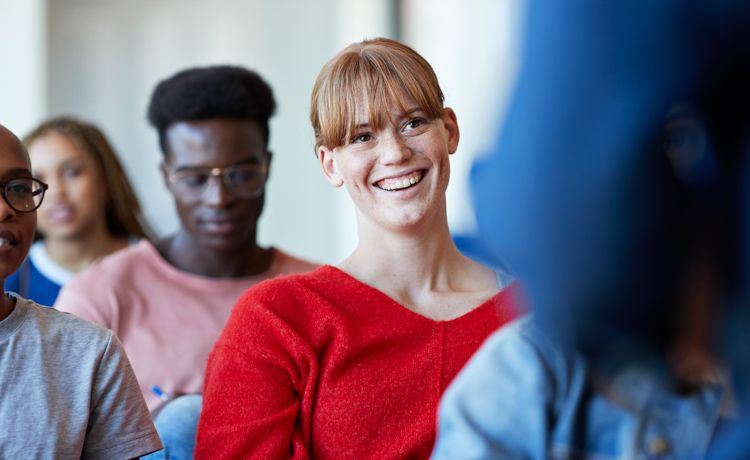 Studierende im Studiengang Diplom-Finanzwirt:in sitzen im Hörsaal