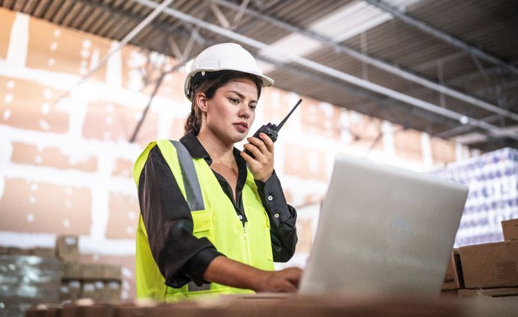 Eine junge Bauingenieur-Studentin während der Praxisphase auf einer Baustelle Eine junge Bauingenieur-Studentin während der Praxisphase auf einer Baustelle