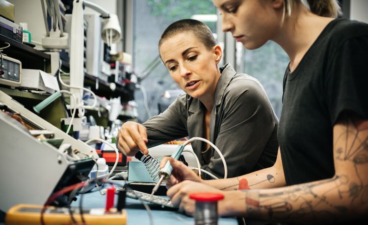 Zwei Elektroingenieurinnen bei der Arbeit