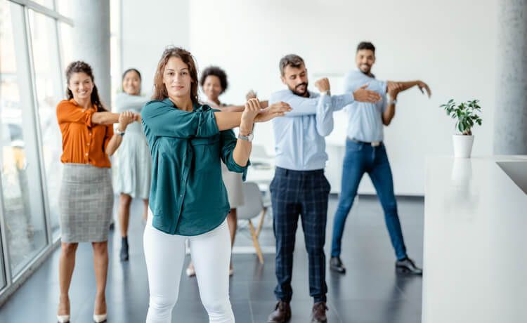 Gesundheitsmanager machen Stretching-Übungen. Gesundheitsmanager machen Stretching-Übungen.