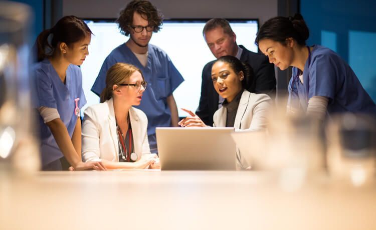 Gesundheitsmanager diskutieren an einem Tisch. Gesundheitsmanager diskutieren an einem Tisch.