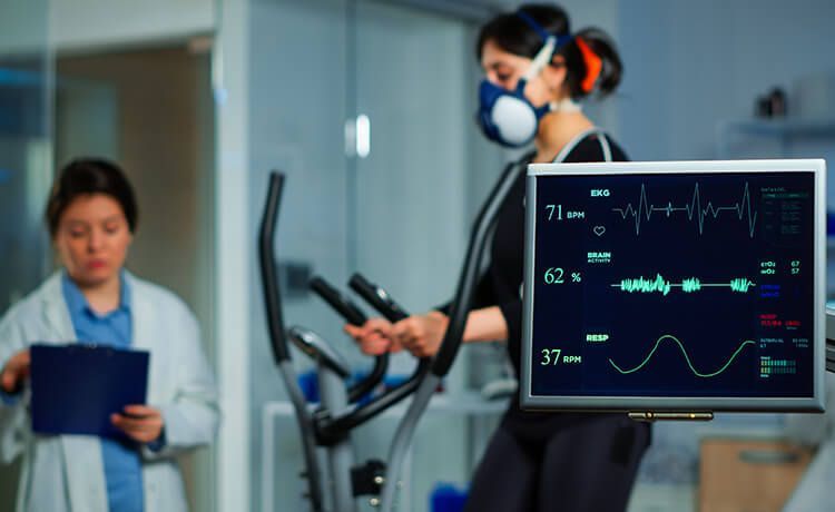 Zwei Frauen beim computerüberwachten Training am Crosstrainer
