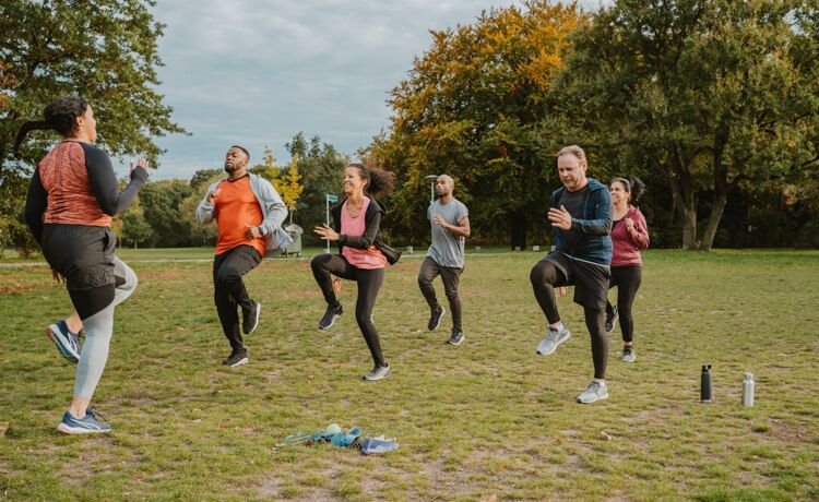 Sportmanager leitet eine Gruppe beim Sport.