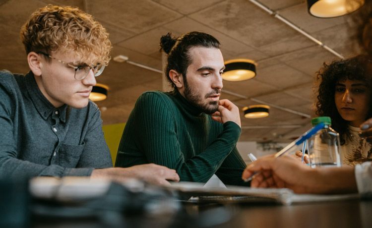 Studierenden-Gruppe lernt gemeinsam.