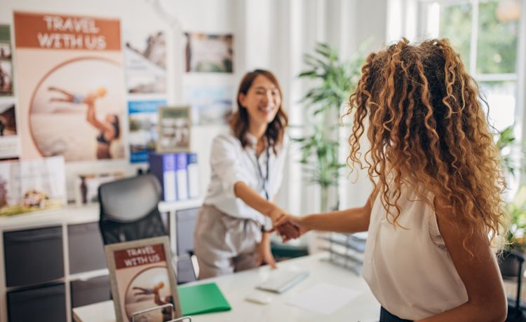 Zwei junge Frauen im Reisebüro.