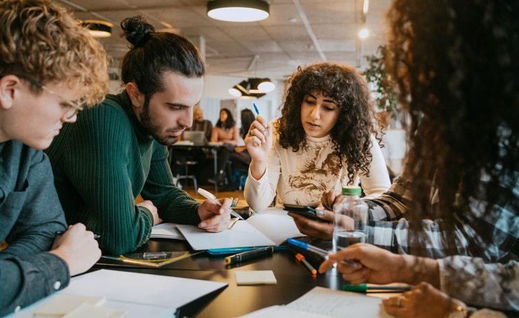 Studierende lernen zusammen in der Cafeteria.