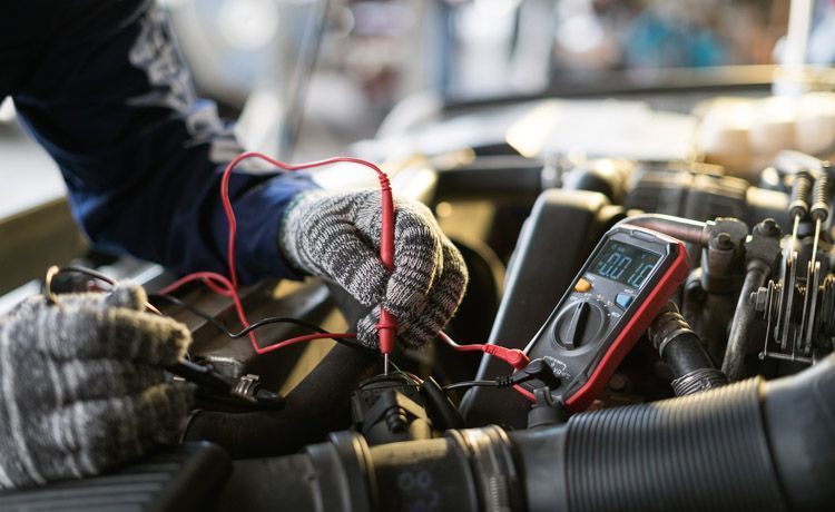 Hände von Elektroniker testen Spannung.