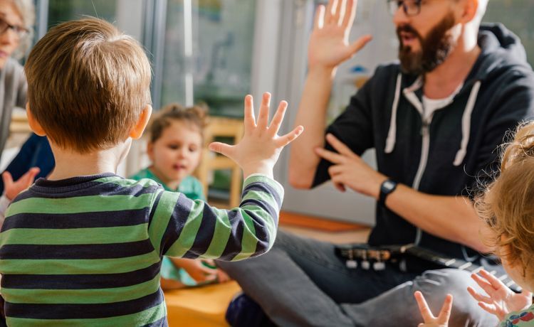 Ein Erzieher betreut Kleinkinder in der Kita.