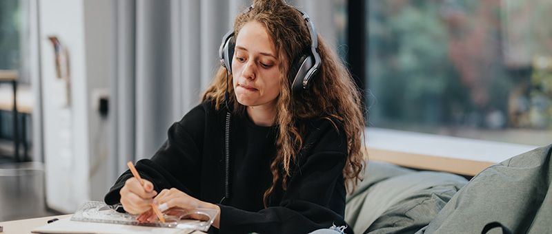 Junge Schülerin sitzt am Schreibtisch und lernt für ihr Fachabitur. Junge Schülerin sitzt am Schreibtisch und lernt für ihr Fachabitur.