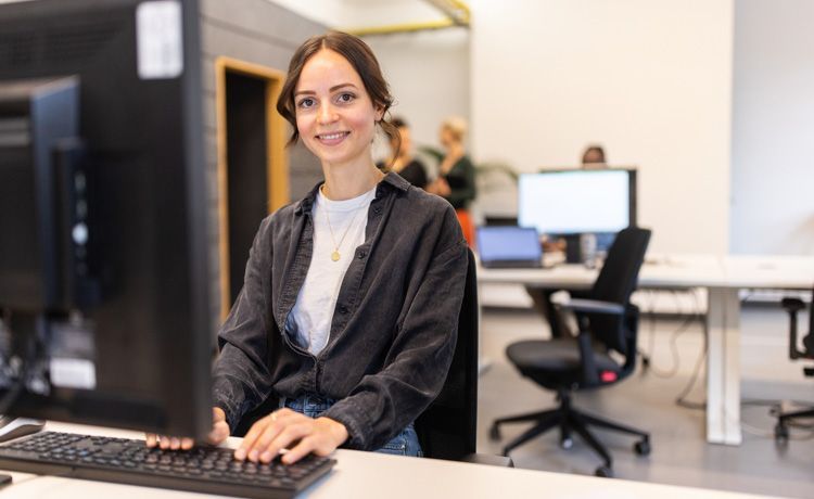 Fachangestellte für Medien- und Informationsdienste arbeitet am Computer.
