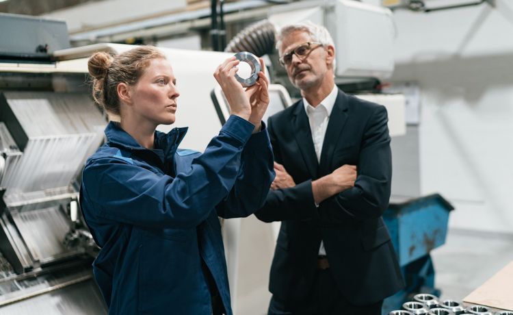 Junge Frau bespricht mit ihrem Chef ihre Arbeit.