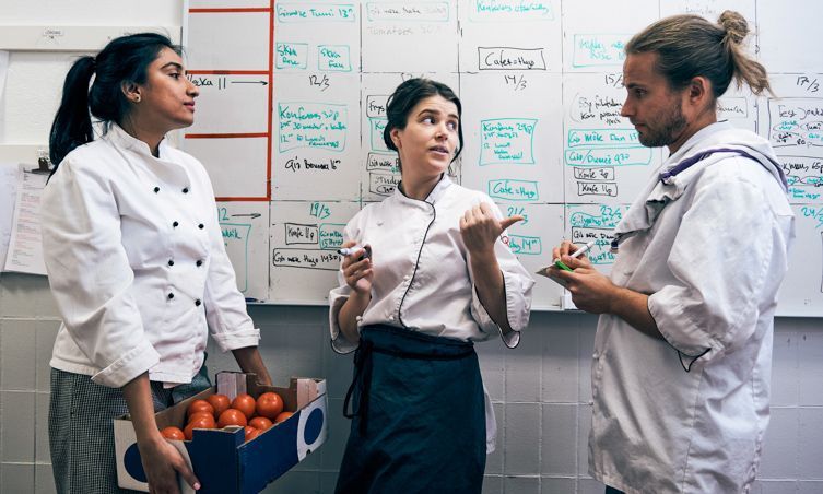 Auszubildende unterhalten sich