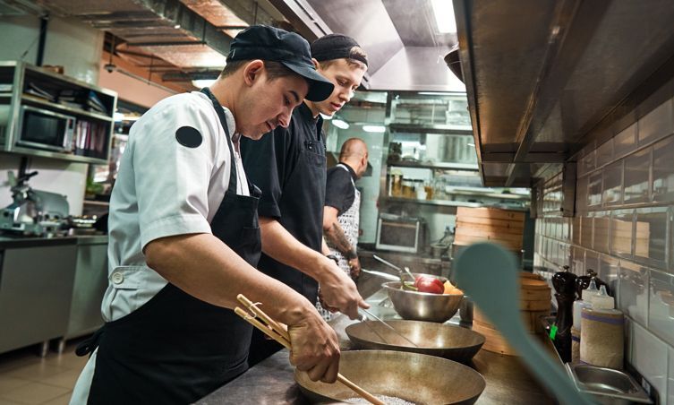 Azubi zur Fachkraft Küche bei der Arbeit
