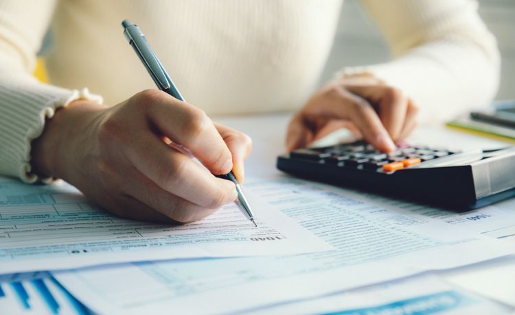 Eine Finanzwirtin überprüft eine Steuererklärung.